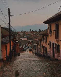 圣克里斯托瓦尔-德拉斯卡萨斯DEPARTAMENTO CENTRO SAN CRISTOBAL Estacionamiento lugares publicos en la calle的一座有建筑的城市里空荡荡的街道