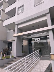 洛马斯-德萨莫拉Modern&Nordic Apartament Lomitas (2 ambientes)的带有读物标志的建筑