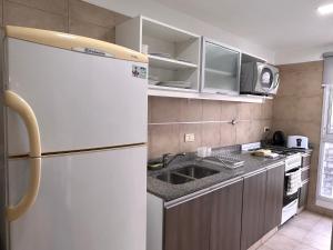 洛马斯-德萨莫拉Modern&Nordic Apartament Lomitas (2 ambientes)的厨房配有白色冰箱和水槽