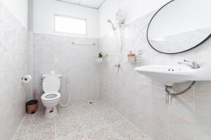 哈德姚Garden Home 2的一间带卫生间、水槽和镜子的浴室