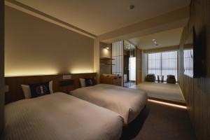 THE HOTELS HAKATA Harushige Honkan客房内的一张或多张床位