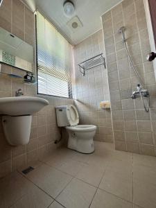 Chia-hsiu週週客棧的浴室配有卫生间、盥洗盆和淋浴。
