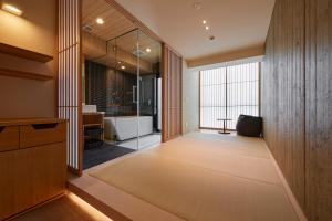 福冈THE HOTELS HAKATA Harushige Honkan的带浴缸的浴室和大窗户
