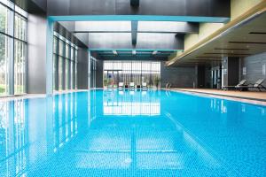 长沙长沙步步高福朋喜来登酒店的大楼内一个蓝色的大型游泳池