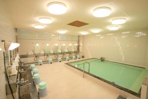 本部本部绿花园饭店的健身房内的游泳池,带游泳池
