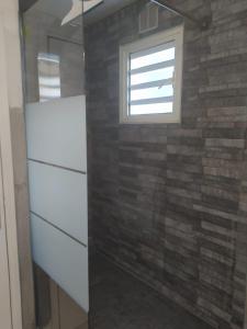 圣丹尼斯Appartement t3 rdc的浴室设有窗户和砖墙