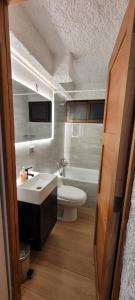 El ColoradoSki in-out Apartment in El Colorado的浴室配有白色卫生间和盥洗盆。