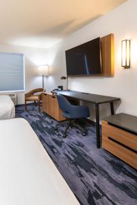 拉皮德城费尔弗耶德旅馆及套房酒店－拉皮德城的酒店客房配有书桌和床。