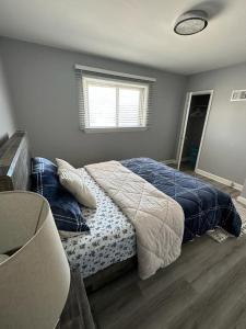 Spotless 4 Bedrooms 4 Beds Sleep 8 in Winnipeg客房内的一张或多张床位