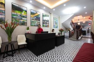 河内Hanoi Liliane Hotel and Travel的站在大厅柜台的女人