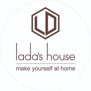 岘港LaDa's House的书写的阿迪达斯房子的标志,使自己在家中