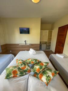 塞古罗港Hotel Porto Dourado - Rede Bem Bahia的酒店客房配有两张带 ⁇ 萝枕头的床。