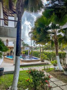 塞古罗港Hotel Porto Dourado - Rede Bem Bahia的棕榈树和游泳池度假村