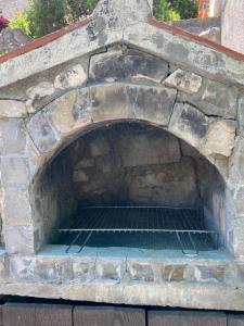 马斯林尼察Villa rustica bougainvillea的石墙上的炉子,带栅栏