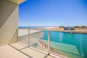 沃拉鲁袋鼠滨海公寓酒店的阳台享有游泳池和海滩的景致。
