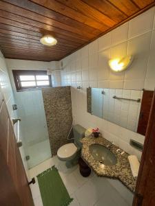 塞古罗港Hotel Porto Dourado - Rede Bem Bahia的一间带水槽和卫生间的浴室