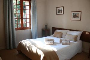 Vergèze西番莲酒店的卧室配有白色的床和两个枕头