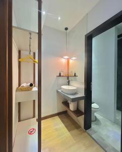 巴淡岛中心oxy suites G-01 at Shop House Meisterstadt Pollux Habibie的一间带水槽和卫生间的浴室
