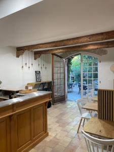 Vergèze西番莲酒店的厨房配有木制橱柜和桌椅