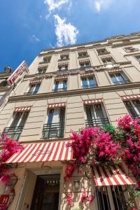 巴黎Hôtel Marais de Launay的前面有粉红色花的建筑