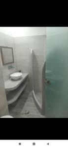 卡马利Ira Apartments的浴室配有盥洗盆、卫生间和盥洗盆。