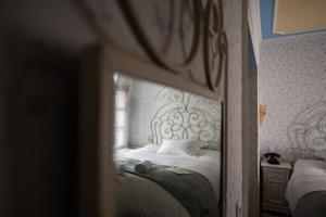 皮尔戈斯文艺复兴精品酒店的卧室配有一张带镜子的白色床