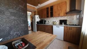 姆茨赫塔villa saba with two bedrooms - სასტუმრო საბა的厨房配有白色冰箱和木桌