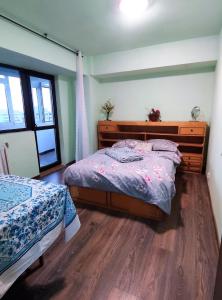布加勒斯特Lake and park view residence的一间卧室设有一张床和一个大窗户