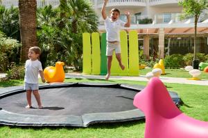 穆罗海滩Iberostar Selection Albufera Park All Inclusive的蹦床跳动的男人和男孩