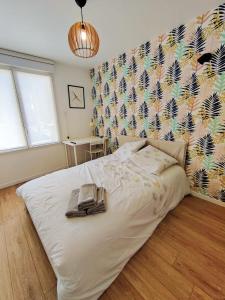 布雷斯特Chambre Aven avec salle de bains privative dans une résidence avec salon et cuisine partagés的卧室配有一张白色大床