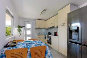 法里拉基Angelana Beach Villa的厨房配有桌椅和冰箱。