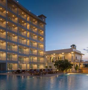 卡伦海滩Chanalai Hillside Resort, Karon Beach的大楼前设有游泳池的酒店