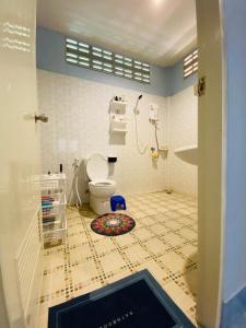 普吉镇Shaman's apartment at Ya Nui beach的一间带卫生间的浴室和瓷砖地板。