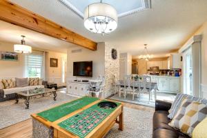 Pocono SummitPocono Summit Home with Game Room, 3 Mi to Kalahari!的一间带扑克桌的客厅和一间厨房