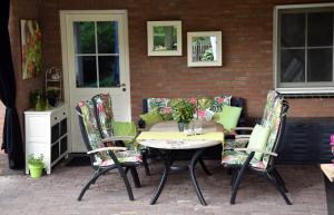 巴尔洛德洛泽恩霍斯特住宿加早餐旅馆的庭院里设有桌椅。