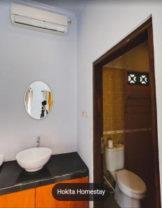 蓝梦岛霍吉塔民宿的一间带水槽、卫生间和镜子的浴室