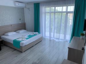 南埃福列Vila Elva的一间卧室设有一张床和一个大窗户