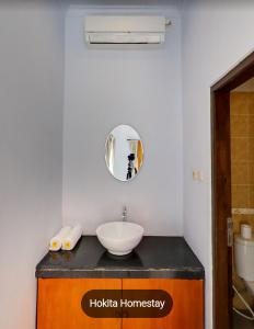 蓝梦岛霍吉塔民宿的一间带水槽和镜子的浴室
