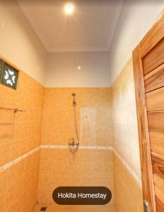 蓝梦岛霍吉塔民宿的带淋浴的浴室(铺有橙色瓷砖)