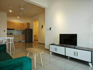 大山脚Metropol Serviced Apartment - Bukit Mertajam的带沙发、电视和桌子的客厅