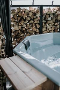 维辛加尔尼瓦尔德兰德旅馆的浴缸旁边堆着木柴