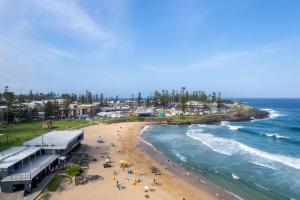 凯阿玛Surf Beach Retreat - 100m from the beach的享有海滩的空中景色,海与人