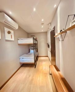 巴淡岛中心oxy suites 2-06 at Shop House Meisterstadt Pollux Habibie的走廊上设有双层床