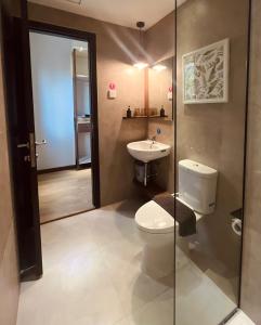 巴淡岛中心oxy suites 2-06 at Shop House Meisterstadt Pollux Habibie的一间带卫生间和水槽的浴室