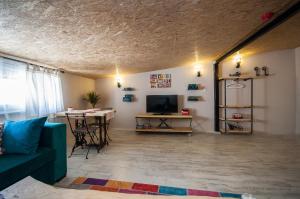 伊斯坦布尔新里程公寓的客厅配有沙发和桌子