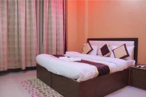 珀勒德布尔The Hotel Raj Palace的一间卧室配有带白色床单和枕头的床。