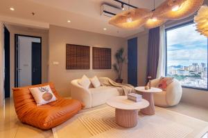 乔治市Tropicana 218 Macalister X Airlevate Suites的客厅配有橙色家具和大窗户