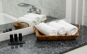 阿基欧斯尼古拉斯艾尔格列柯酒店的浴室内一个柜台上的毛巾篮子