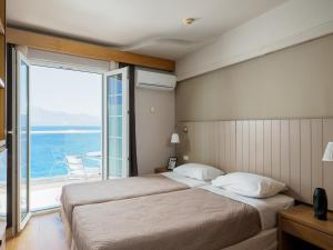 阿基欧斯尼古拉斯艾尔格列柯酒店的酒店客房设有一张床和一个大窗户
