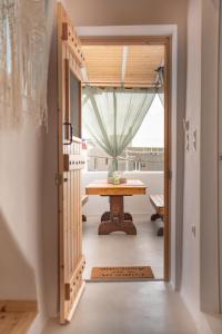 纳克索乔拉Mythical Luxury Apartment的一间带桌子和窗户的用餐室